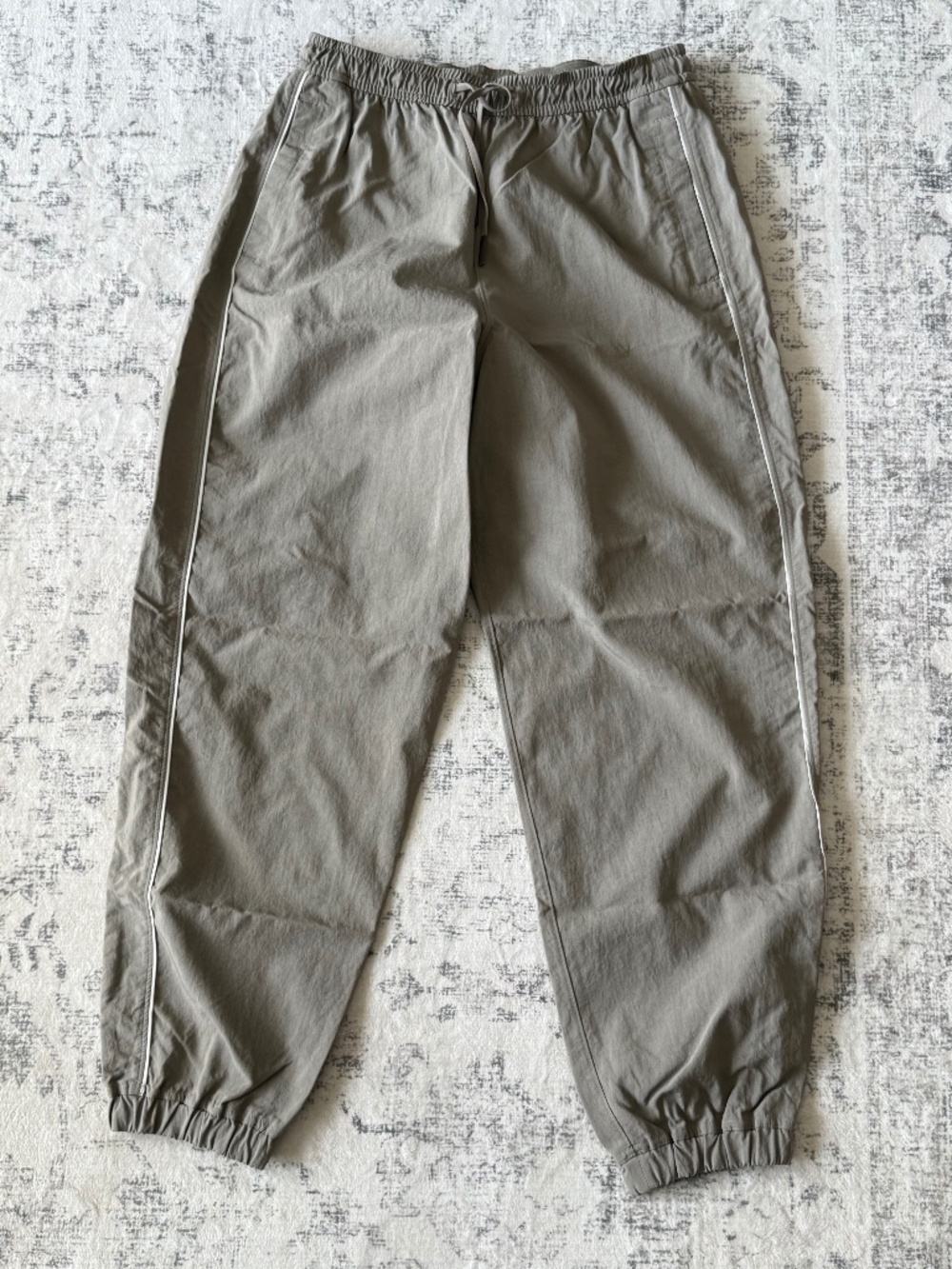 Lululemon | License to Train Woven Mid-Rise Jogger | Warm Ash Grey | Size Small
